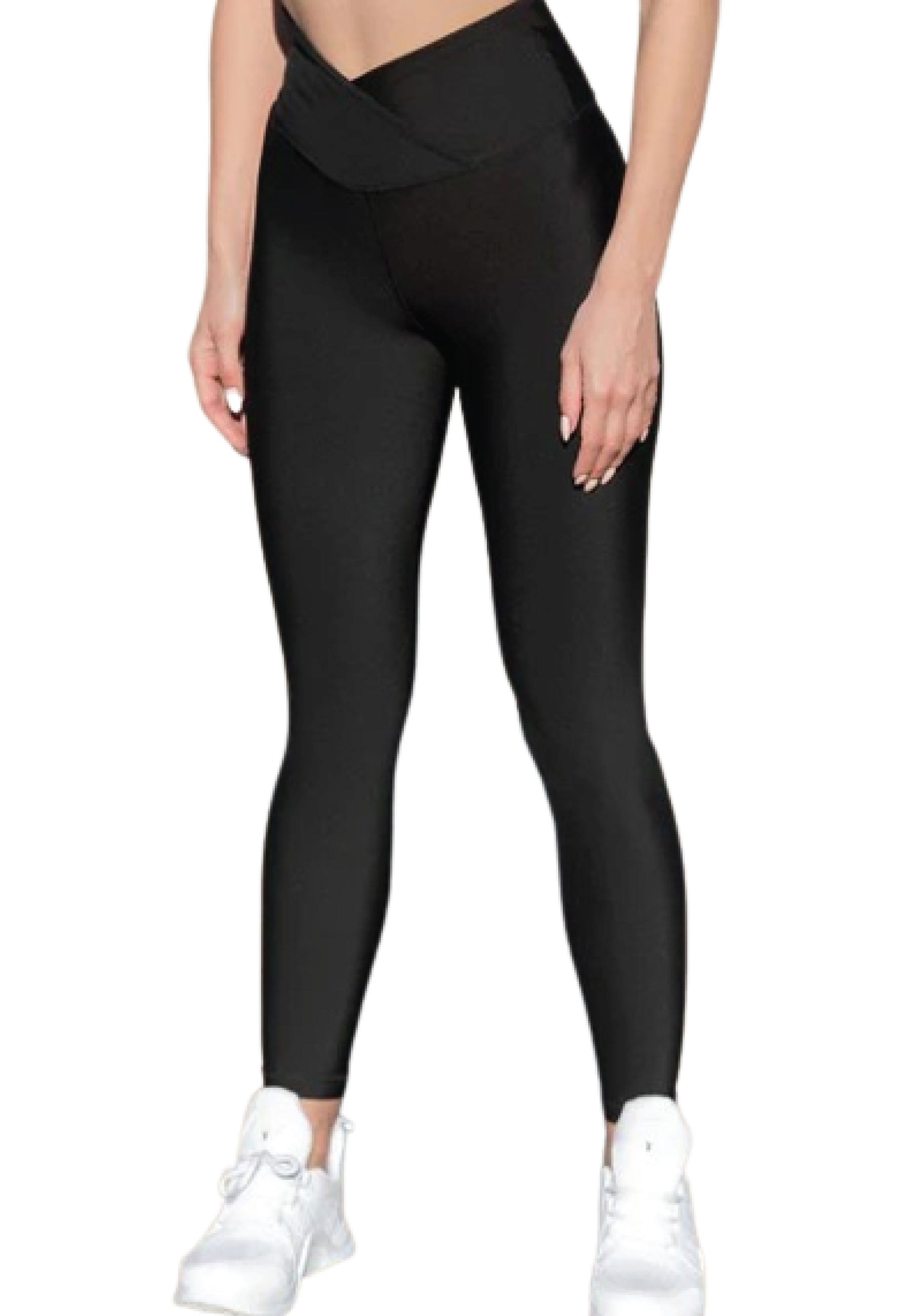 Eine Frau in Lisminas 1033 Extra High Waist Leggings (Schwarz) und weißen Sneakers steht vor einem weißen Hintergrund.